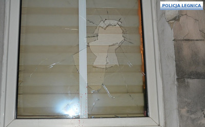 Wandal rzucał kamieniami w okna mieszkania, został zatrzymany przez legnickich policjantów